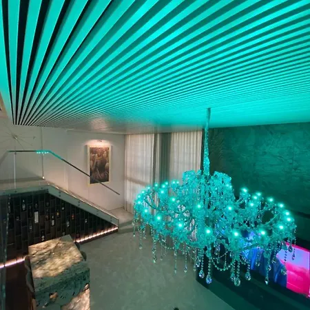 Luxury Queen V With Jacuzzi Apartment